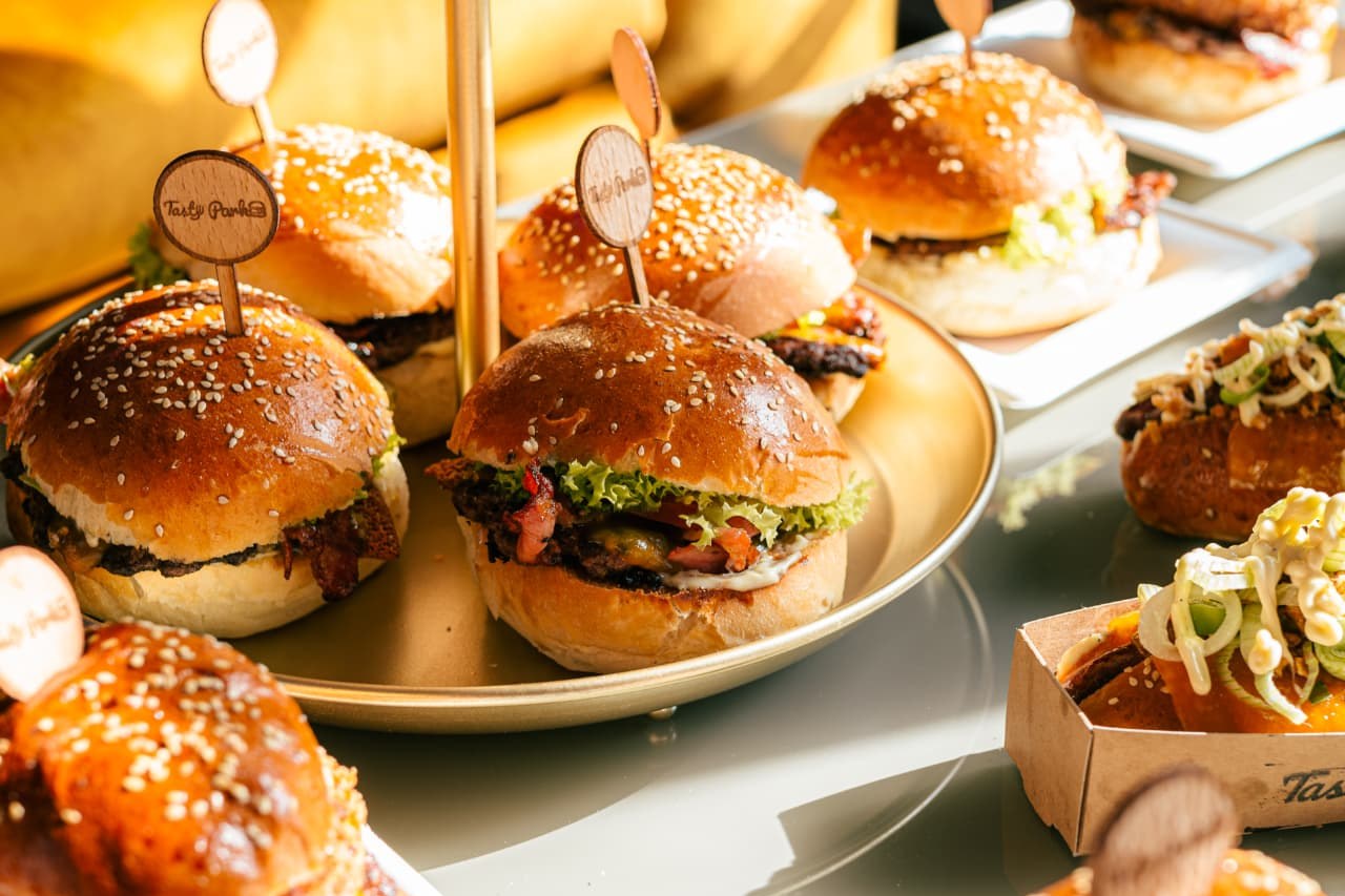 Catering — mini burgery na etažéri